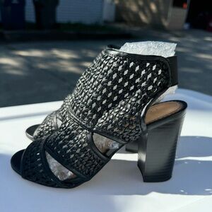 Black sandal heel size 6 new
Lauren Conrad